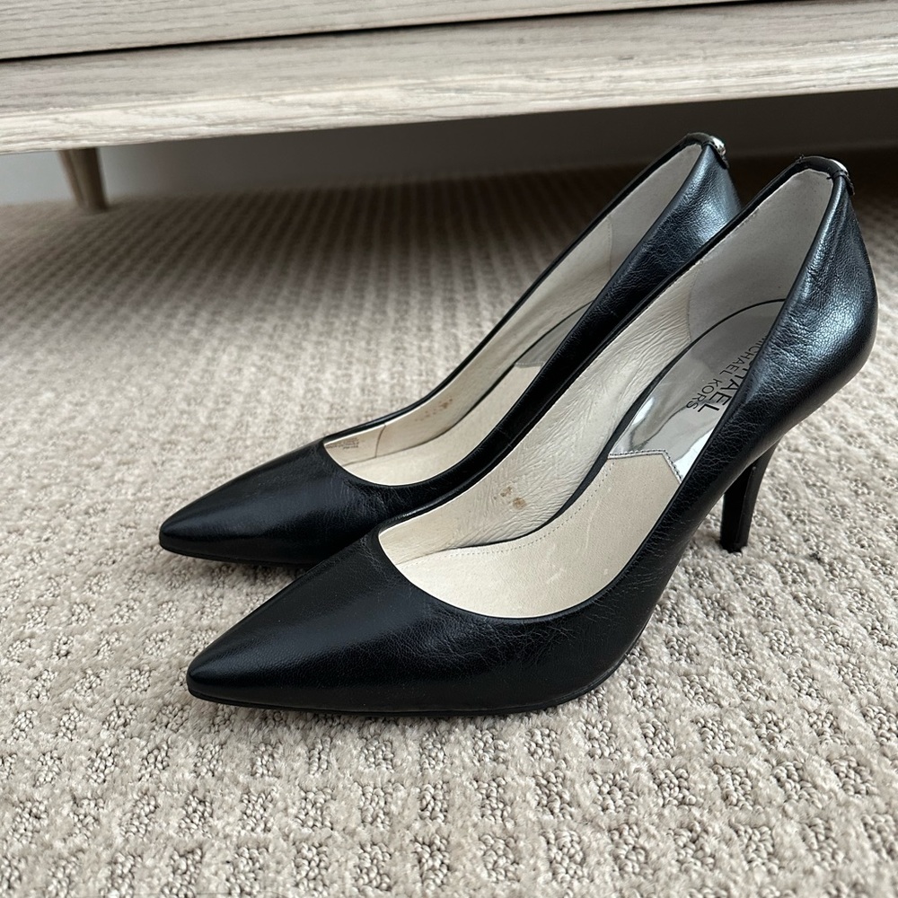 Michael Kors black pumps